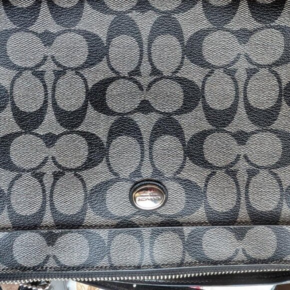 COACH PEYTON BLACK SIGNATURE SWINGPACK with POUCH - Picture 9 of 16